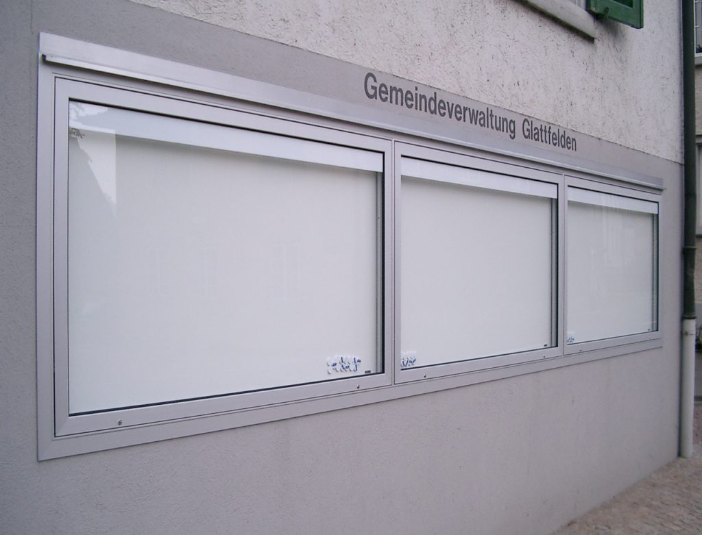 Schaukasten-Gemeinde-Mauereinbau