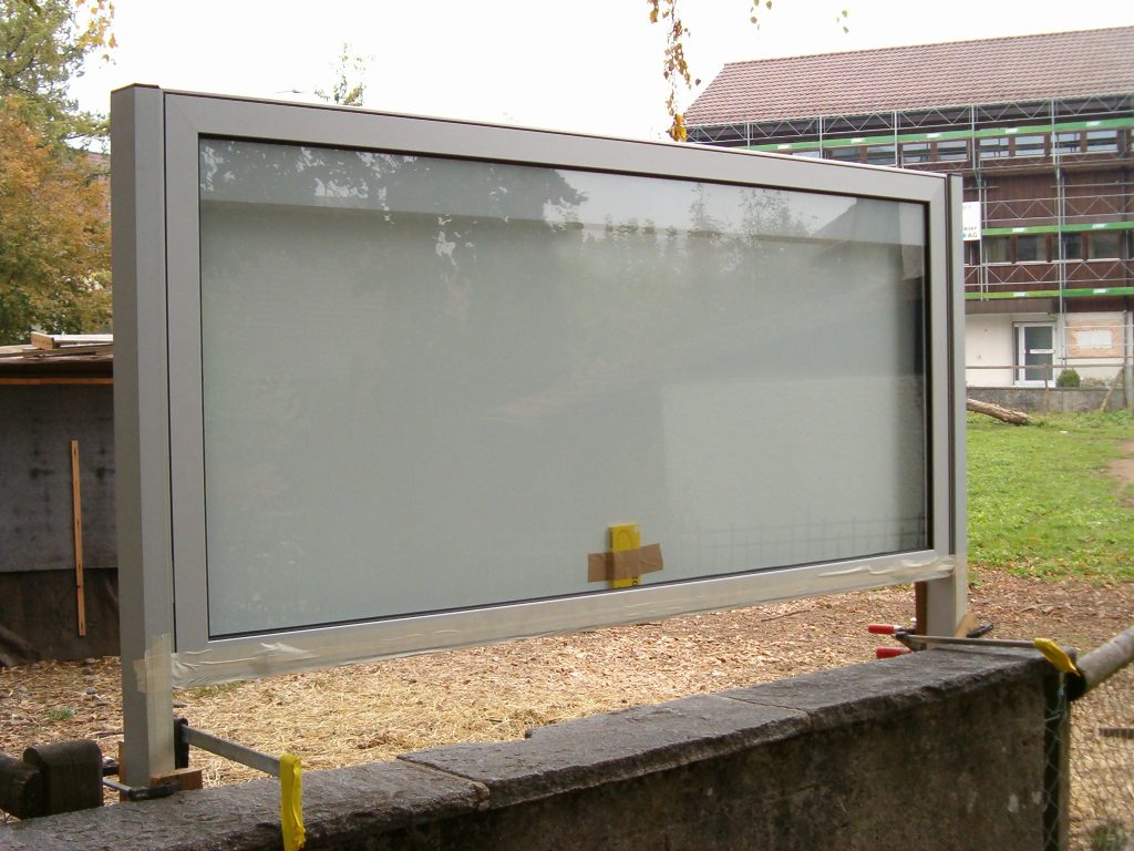 schaukasten-sockelmontge-klappflügel
